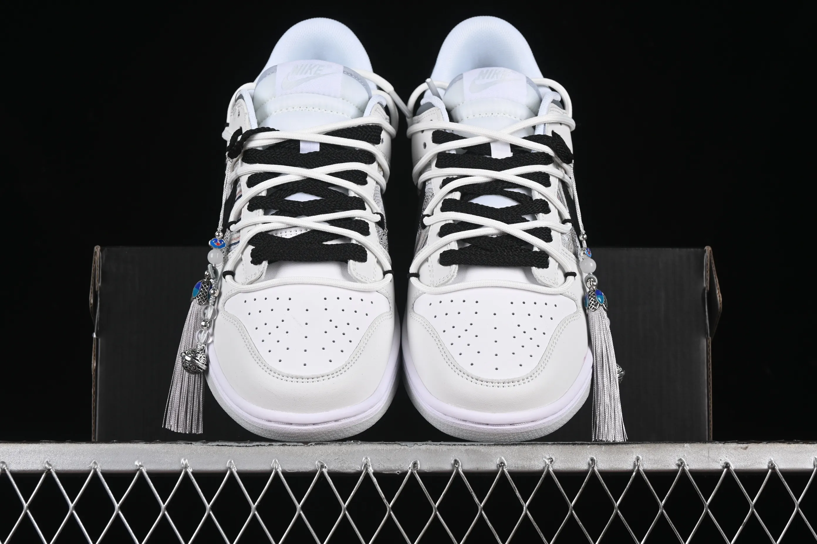 All categories Nk SB Dunk series Nk SB Dunk Low low-top sneakers Nk Dunk Low Year of the Dragon limited edition CNY Qiansi Ancient Rhyme Gift Box Silver White SB strap low-top casual sneakers DV0831-101